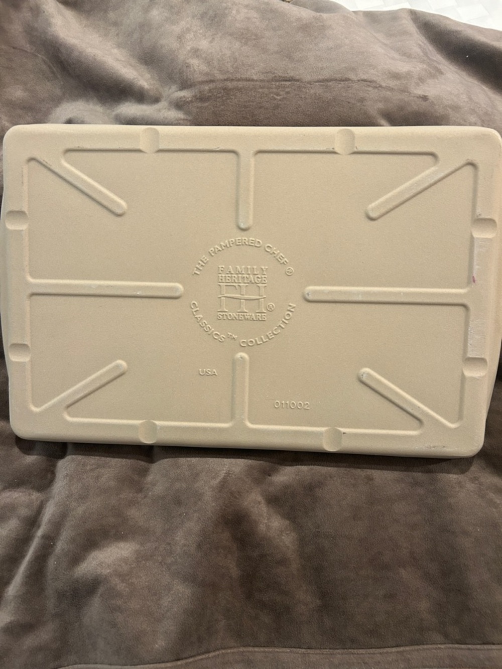 The Pampered Chef Beige Family Heritage Stoneware Thermal Pack